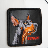 Gorra Goorin Bros Beware Trucker Blanca y Negra Doberman | Our Style Canarias