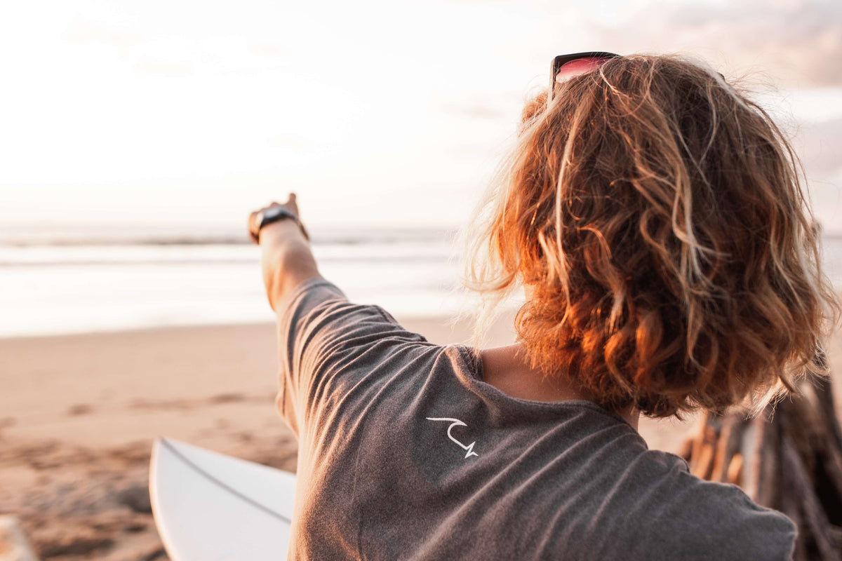 Mujer con camiseta de Our Style junto al mar