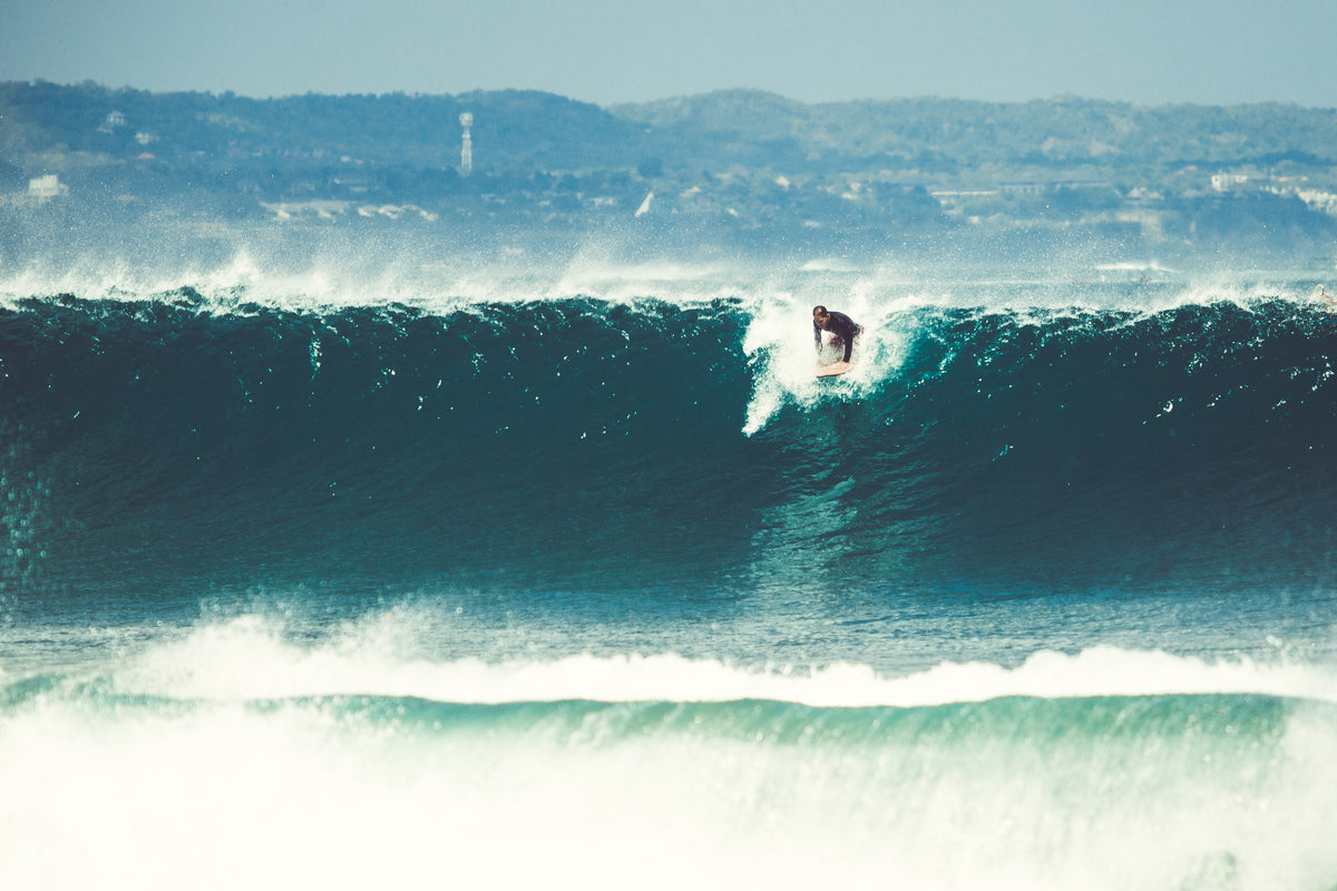 Surf en una ola atlántica, colección Minimal de Our Style Canarias